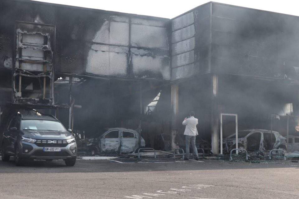 Construit en 1971, la concession Renault d’Osny (Val-d’Oise) a été ravagée par un incendie, lors d’une nuit de violences urbaines.