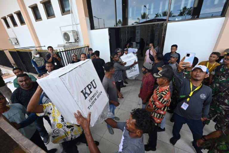 Déchargement de matériel électoral avant les élections générales à Timika, en Papouasie centrale, le 13 février 2024 en Indonésie (ADEK BERRY)